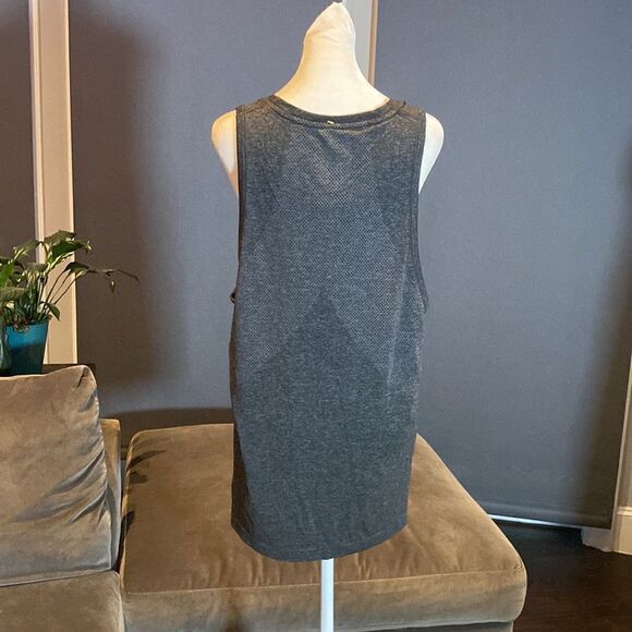 Women’s All In Motion Gray Seamless & Moisture Wicking Tank Top Size M NWT - Picture 3 of 11
